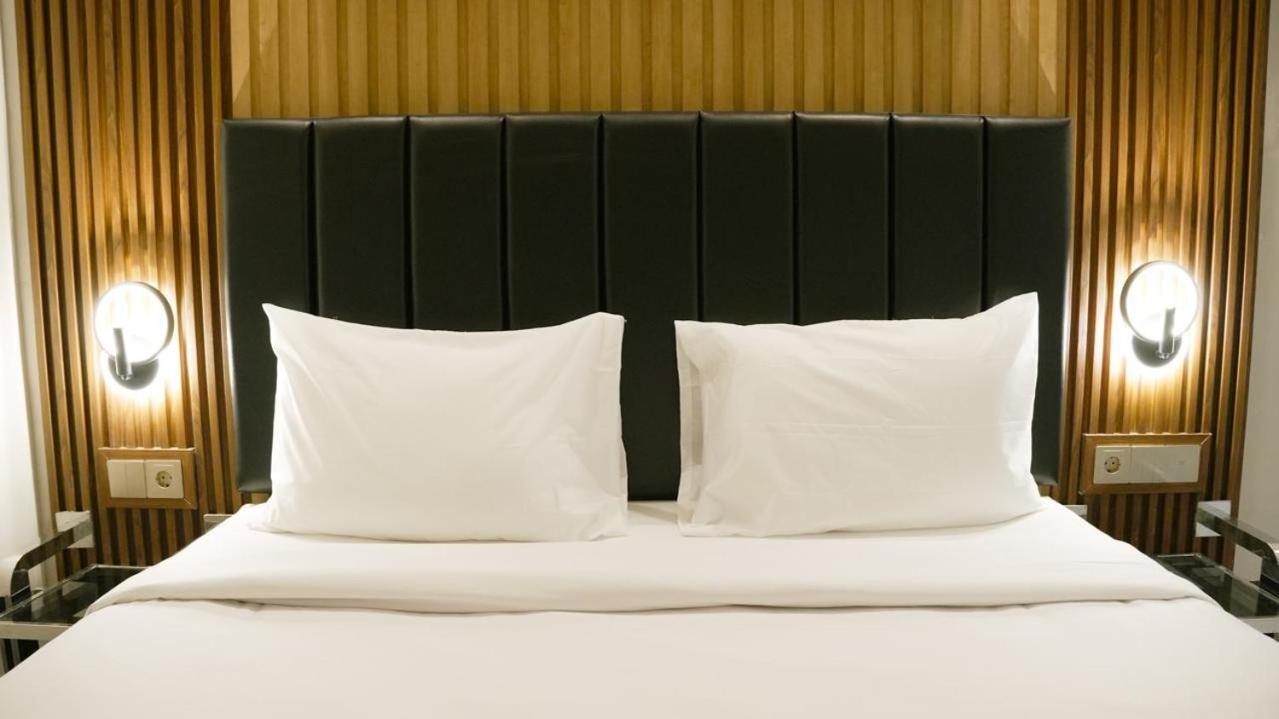 Verse Hotel Cirebon Eksteriør billede