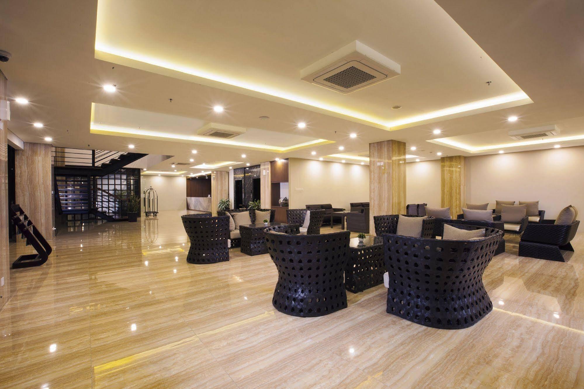 Verse Hotel Cirebon Eksteriør billede