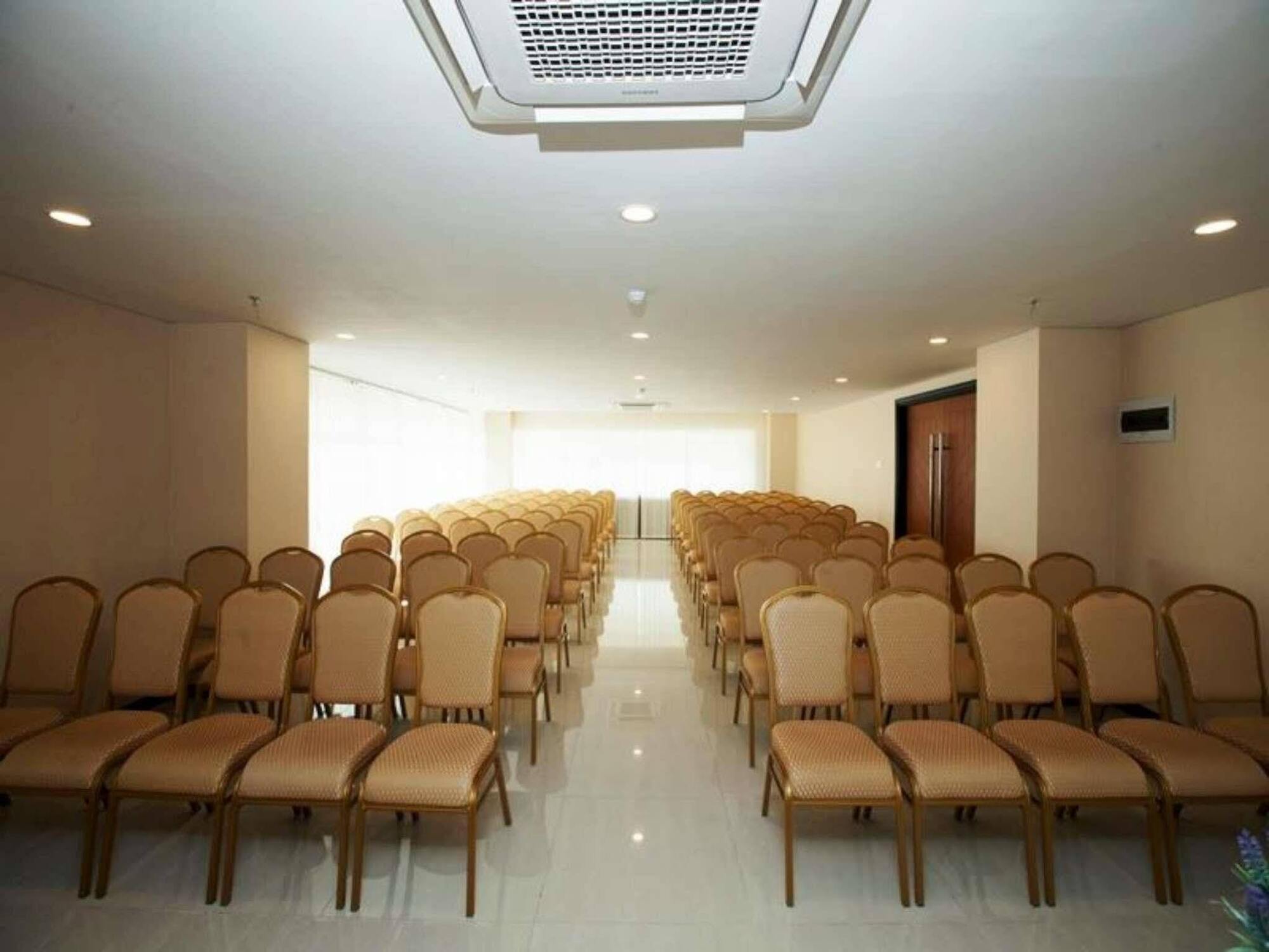Verse Hotel Cirebon Eksteriør billede