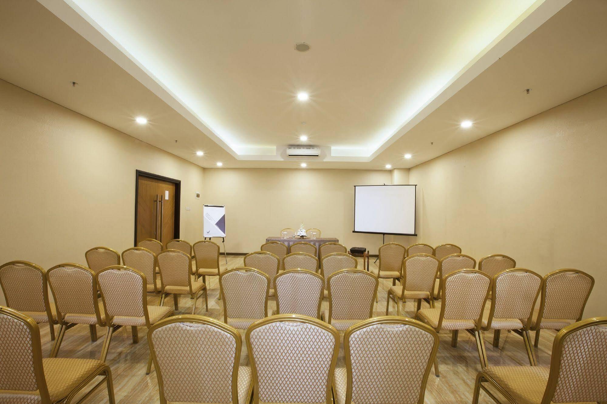 Verse Hotel Cirebon Eksteriør billede