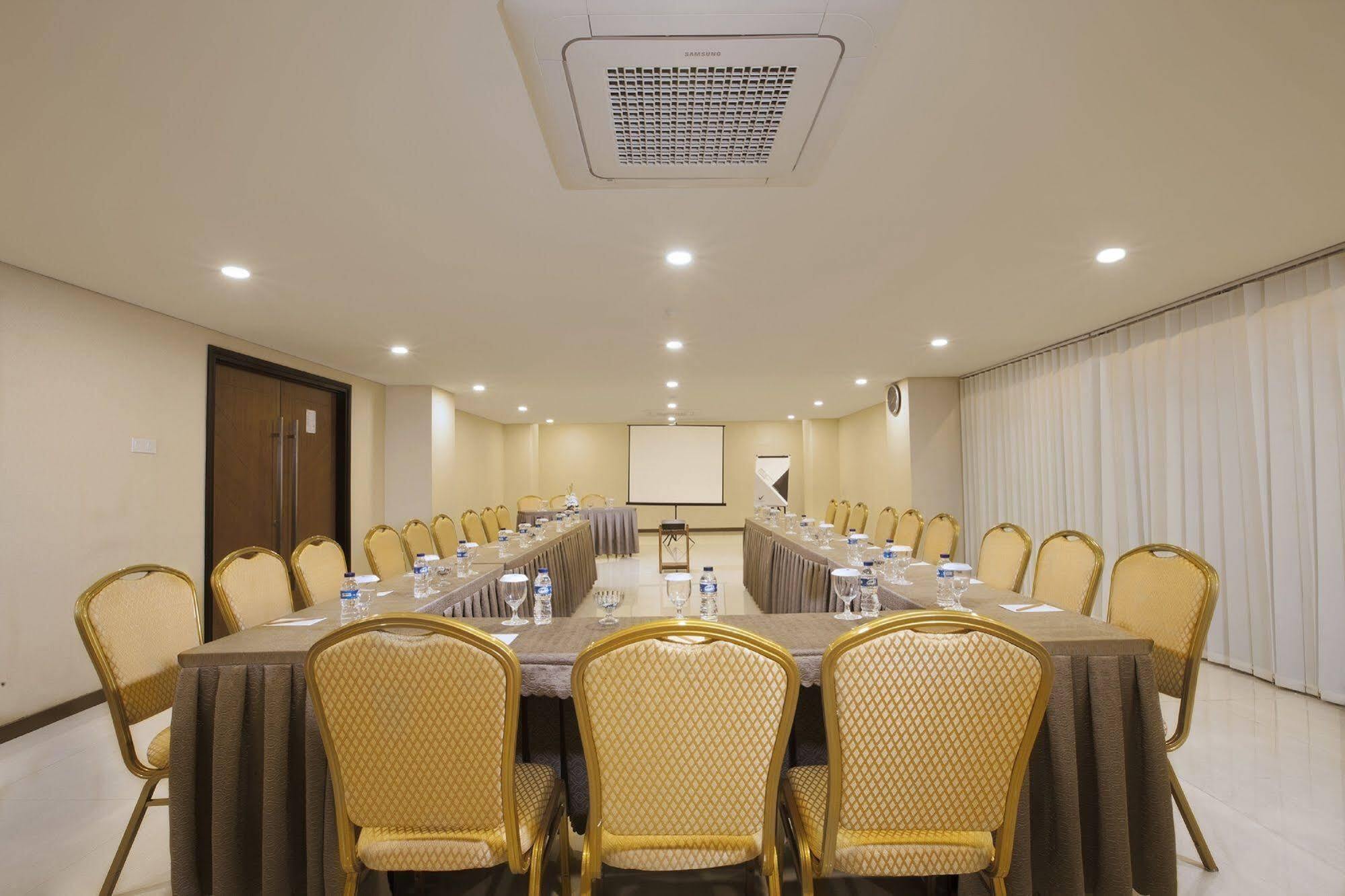 Verse Hotel Cirebon Eksteriør billede