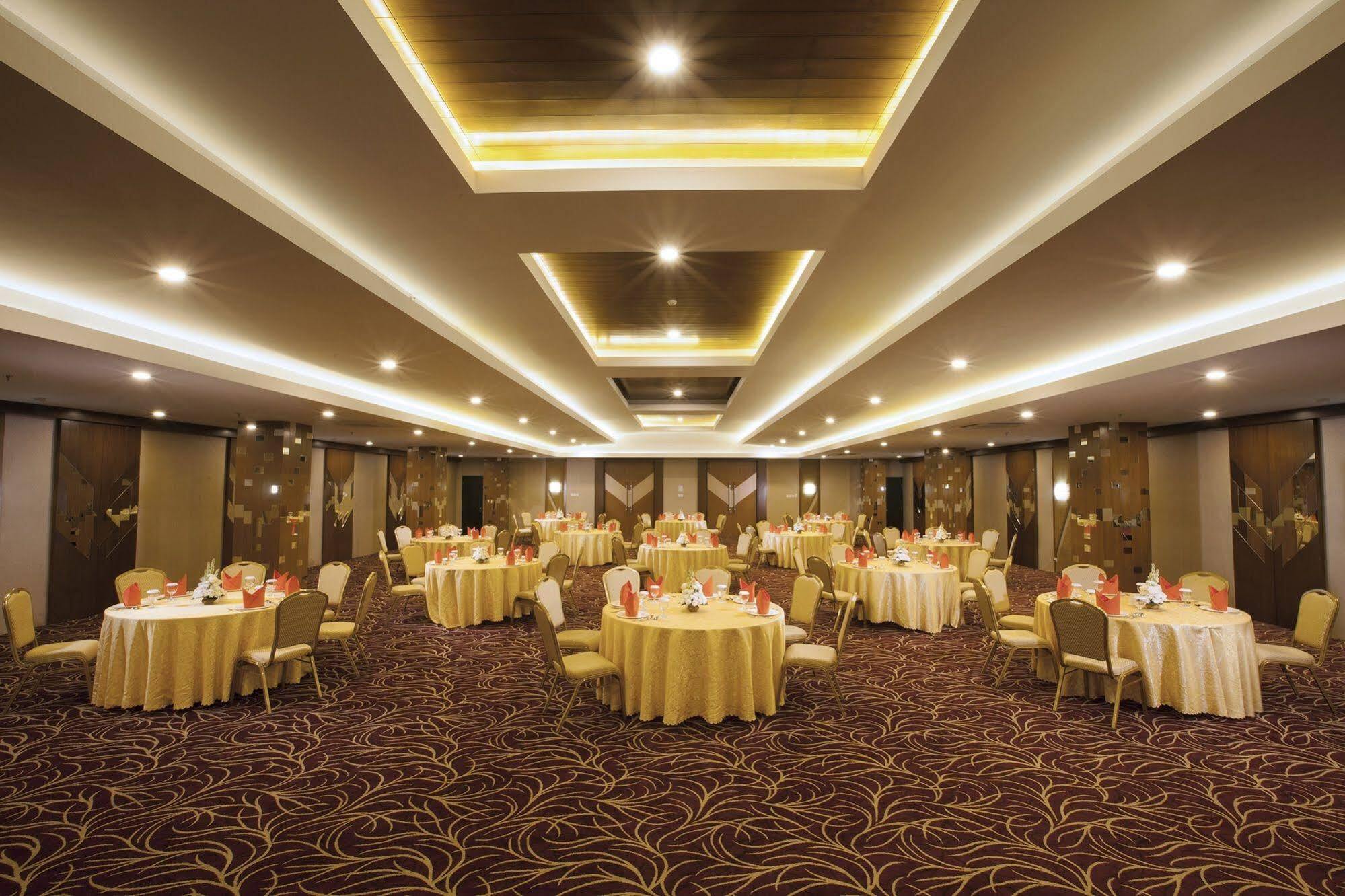 Verse Hotel Cirebon Eksteriør billede